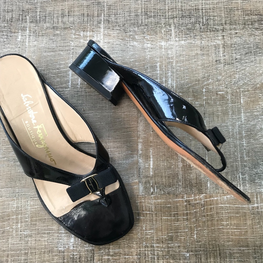SOLDSalvatore Ferragamo Black patent thong sandals - Picture 2 of 7